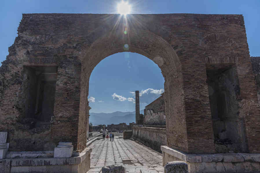 017 - Italia - Pompeya - parque arqueológico de Pompeya - Arco de Nerón.jpg
